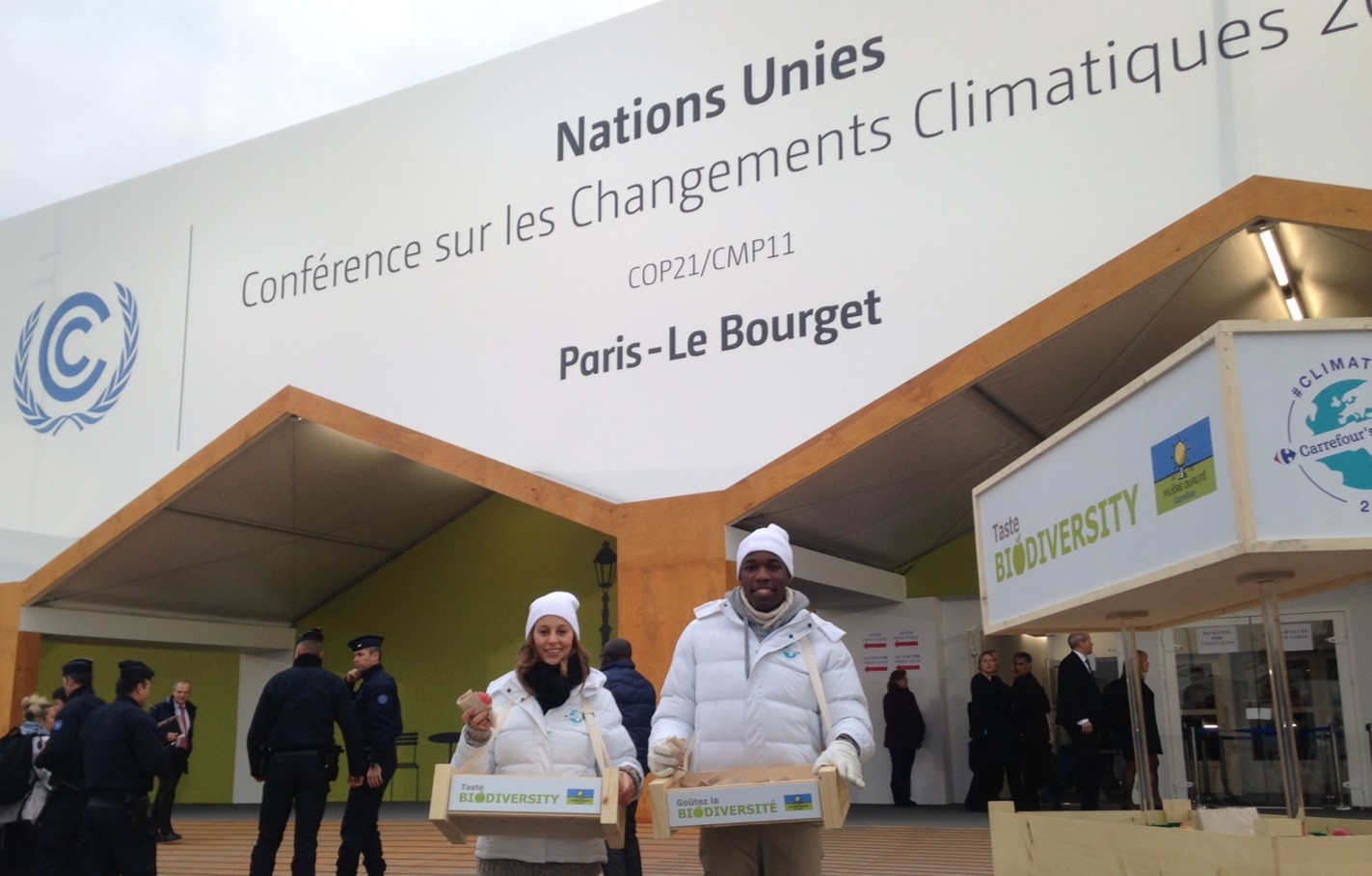 Carrefour Groupe, une pomme issue de la Filière Qualité Carrefour aux visiteurs de la COP21